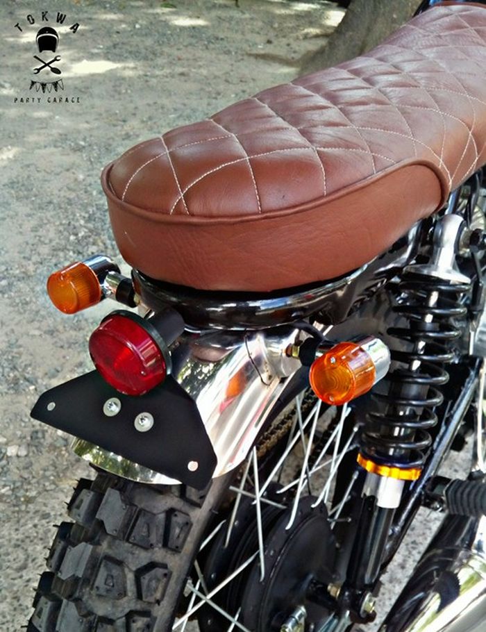 Tampilan belakang Yamaha RS100 street tracker