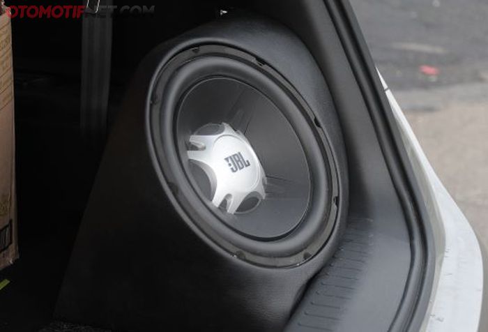 Penempatan subwoofer JBL GT5-12 dalam boks di bagasi, dirancang tidak terlalu makan tempat