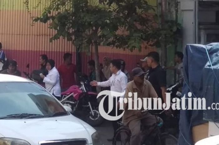 Walikota Surabaya, Tri Rismaharini, turun langsung ke jalan memantau arus lalu lintas, Jl. Kemban Jepun Surabaya (14/5/2018)