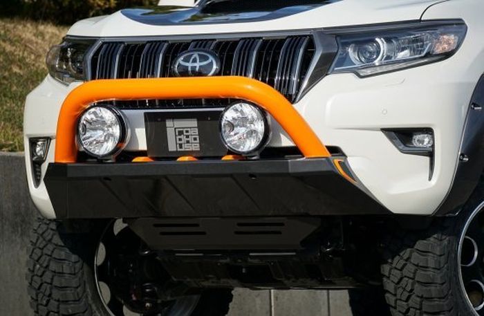 Tampilan depan modifikasi Toyota Land Cruiser Prado dipasangi bumper bull-bar