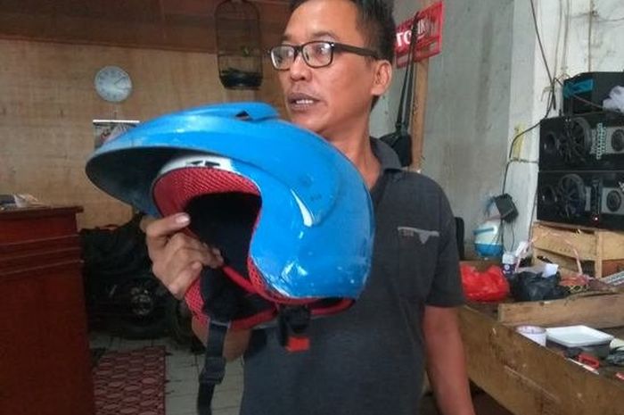 Helm terduga teroris tertinggal di dekat lapak pedagang buah usai diringkus Densus 88 Anti Teror di Jalan Diponegoro Underpass, Tambun, Kabupaten Bekasi, pada Kamis (10/4/2018) dini hari.