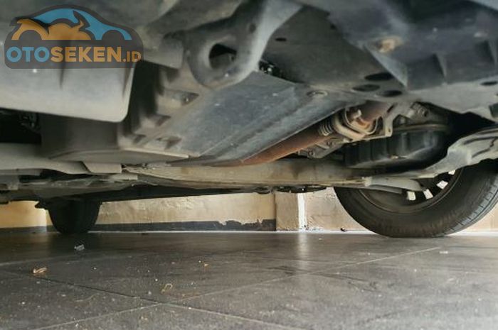 Penyebab kolong mobil sedan dan hatchback lebih rawan berkarat