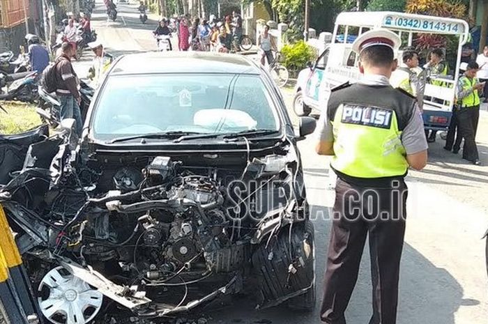 Daihatsu Xenia, Mobil latihan mengemudi hancur menabrak kereta karena salah injak pedal