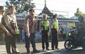 Tunjukkan Pentingnya Pakai Helm, Kapolres Salatiga Pecahkan 'Kepala' di Tengah Jalan