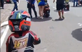 Mantap! Rider Cilik Siap Start Ditemani Umbrella Girl, Kayak Pembalap MotoGP
