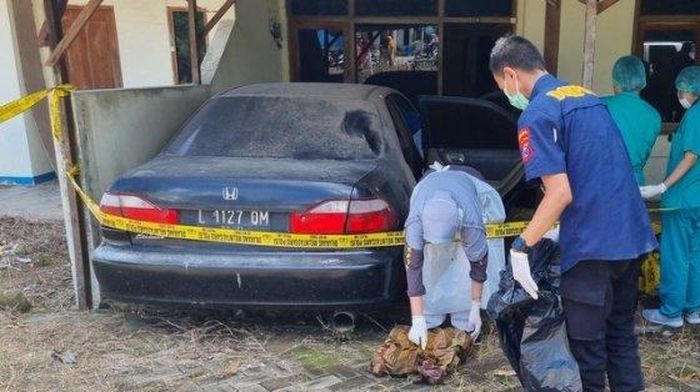 Tim Bid Dokkes Polda Jatim yang mengidentifikasi kerangka manusia di jok depan kiri Honda Accord VTIL yang teronggok di asrama polisi Polsek Ujungpangkah Gresik