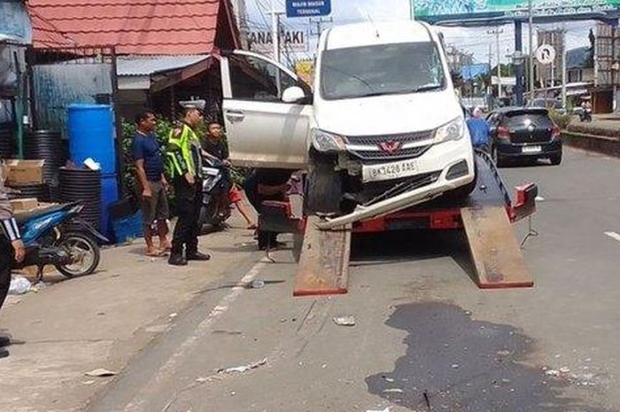 Pengemudi Wuling Confero tewas terjepit di dalam mobil usai terlibat kecelakaan