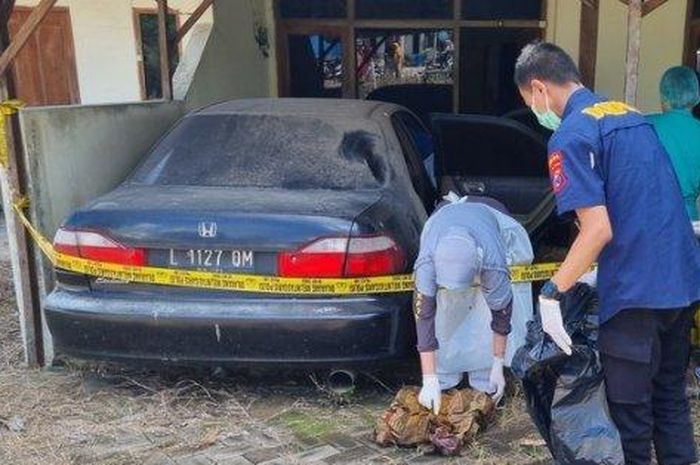 Tim Bid Dokkes Polda Jatim yang mengidentifikasi kerangka manusia di jok depan kiri Honda Accord VTIL yang teronggok di asrama polisi Polsek Ujungpangkah Gresik