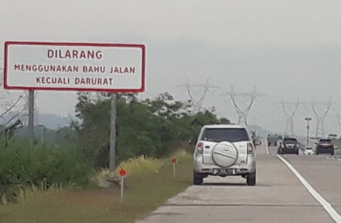 Berhenti di bahu jalan tol, ada aturannya