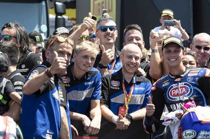 Michele Gadda (Tengah atas, memakai kaca mata)