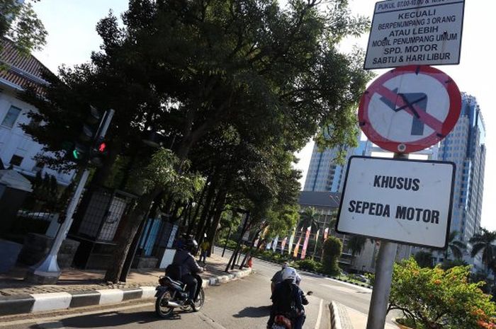 Mahkamah agung resmi cabut Pergub larangan melintas sepanjang jalanm MH THamrin sampai merdeka barat untuk sepeda motor