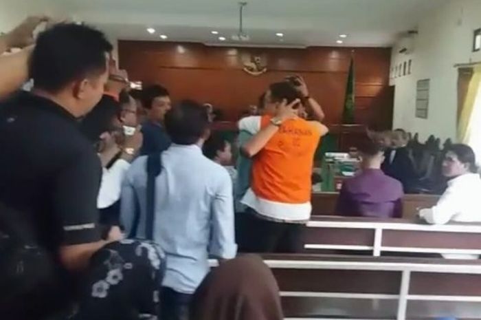 Terdakwa, Iwan Adranacus (40), disambut pelukan ayah korban Eko Prasetyo setiba di  Pengadilan Negeri (PN) Solo pada Selasa (6/11/2018)