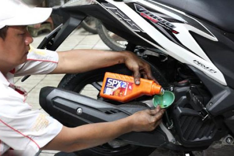 Setiap Berapa Kilometer Sih Harus Ganti Oli Mesin Motor Matik? - GridOto.com