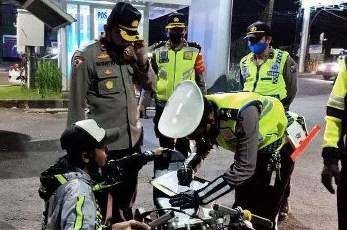 Anggota Polresta Malang Kota menindak pemilik motor balapan liar yang diletakkan di dalam Isuzu Elf nopol N 7040 EA.