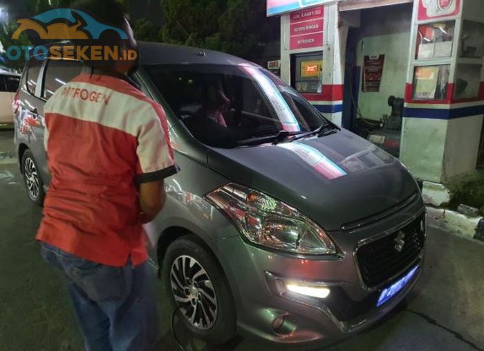 Ilustrasi pengisian tekanan ban pakai gas nitrogen di SPBU