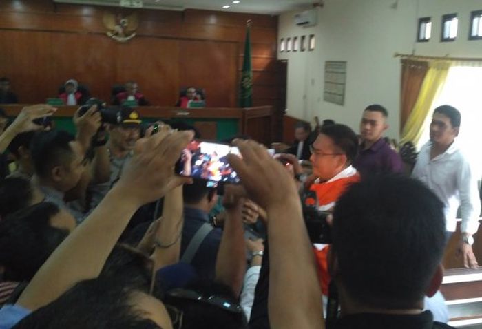 Terdakwa Iwan Adranacus saat tiba di Ruang Sidang Kusumah Atmadja, Pengadilan Negeri (PN) Solo, Sela