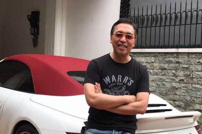 Hary Prasetyo yang berfoto bersama Porsche 911 Carrera S Cabriolet