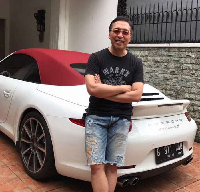 Hary Prasetyo yang berfoto bersama Porsche 911 Carrera S Cabriolet