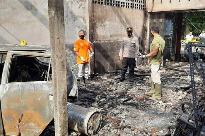 Kondisi rumah dan mobil yang terbakar milik  Suhadi (61) di Desa Kencong, Kecamatan Kepung, Kabupaten Kediri.