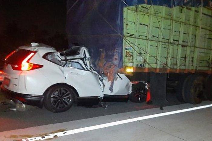 Ini Lima arti mimpi kecelakaan. (dalam foto: Kecelakaan beruntun melibatkan satu truk tronton dan tiga mobil di Jalan Tol Semarang-Solo  KM 485, Selasa (8/9/2020).)