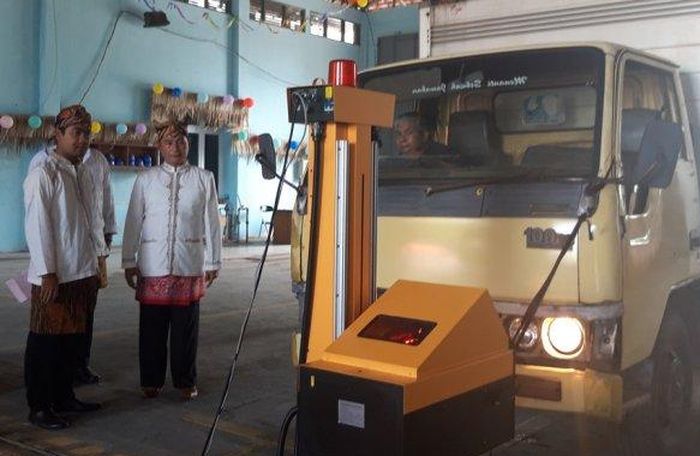 Dinas Perhubungan Kota Semarang menggunakan teknologi headlight tester robotic dalam melakukan uji kir kendaraan, Kamis (2/5/2019). 