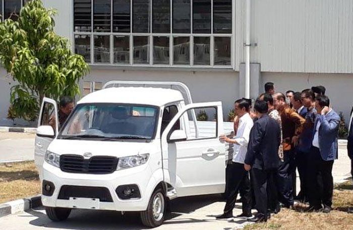 Presiden Joko Widodo melakukan test drive bersama  Airlangga Hartarto.