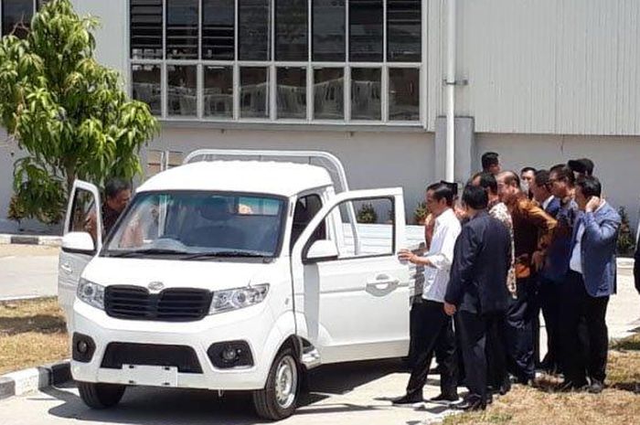 Presiden Joko Widodo melakukan test drive bersama Menteri Perindustrian (Menperin) Airlangga Hartarto.