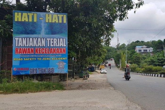 Baliho peringatan keselamatan dipasang jajaran Satlantas Polres Balikpapan di titik rawan kecelakaan Jalan MT Haryono Balikpapan, Kalimantan Timur.