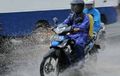 Naik Motor Saat Hujan Sebaiknya Jangan Telanjang Kaki, Berbahaya Lo!