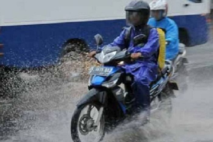 Gunakan alas kaki naik motor saat hujan