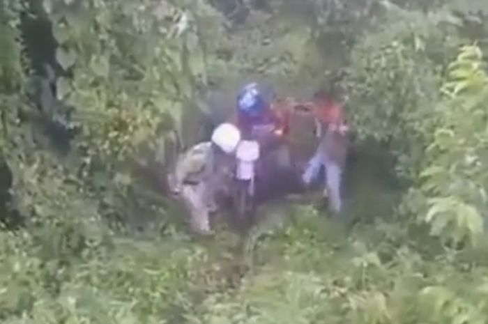 Usaha biker yang sia-sia malah bikin ketawa