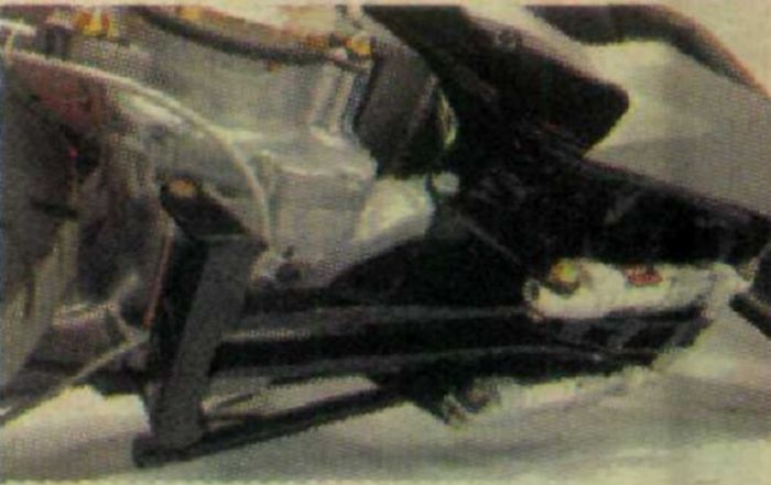 Tampilan suspensi belakang yang ada di bawah motor