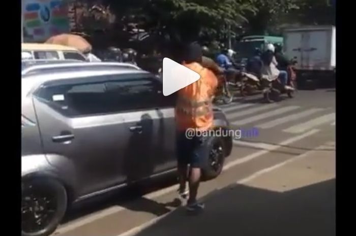 Suzuki Ignis VS Tukang Parkir