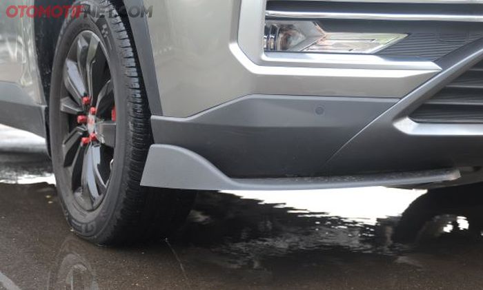 Tambah under spoiler di bawah bumper depan, kesan sporty langsung mencuat 