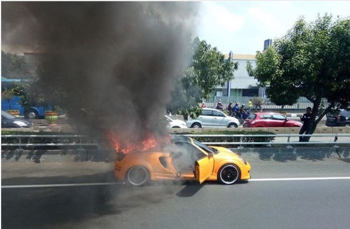 Toyota MR2 Spyder terbakar di tol dalam kota Jakarta (20/5/2018)