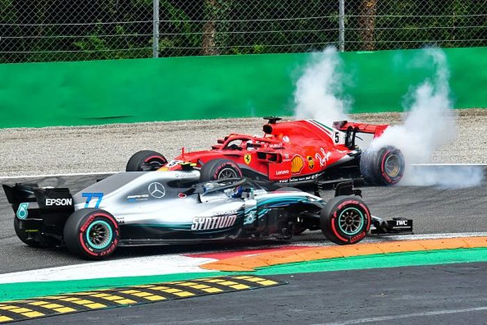 Mobil Sebastian Vettel sering melakukan kesalahan, seperti saat bersenggolan dengan mobil Lewis Hamilton di F1 Italia