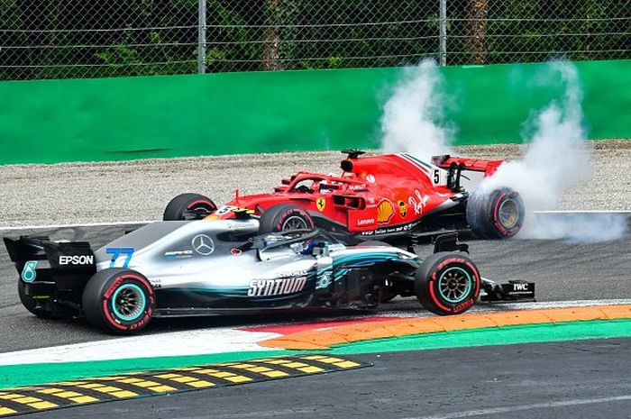 Mobil Sebastian Vettel melintir setelah bersenggolan dengan mobil Lewis Hamilton tak lama setelah start F1 Italia