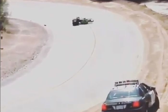 Biker jatuh gara-gara liat polisi