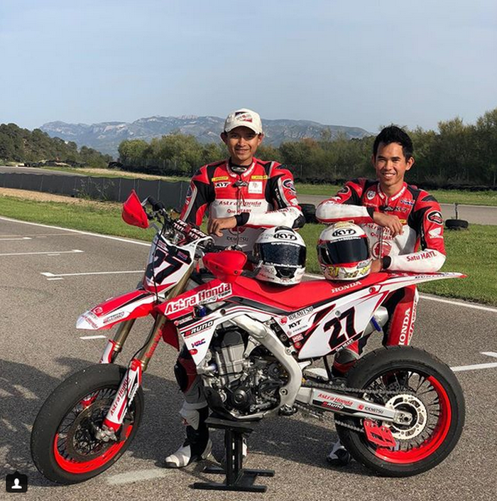 Dimas Ekky dan Gerry Salim saat persiapan menjelang balapan di CEV International Championship 2018