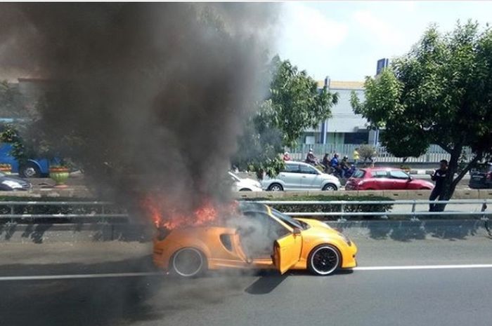 Toyota MR2 Spyder terbakar di tol dalam kota Jakarta (20/5/2018)
