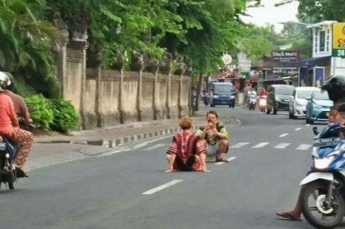 Turis foto-foto di tengah jalan