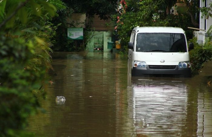 Ilustrasi mobil terendam banjir