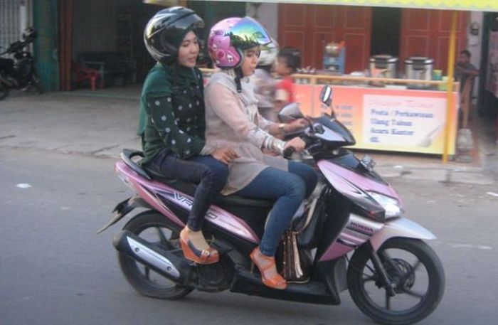 Ilustrasi pengendara motor wanita