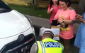 Video Polisi Tindak Toyota Sienta Berpelat Nomor Tidak Standar Sambil Bernyanyi Bersama Ibu-ibu