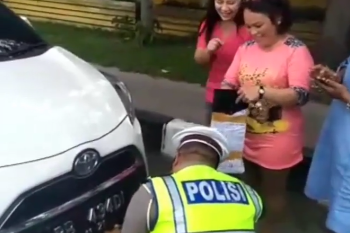Unggahan video di Instagram merekam polisi membantu menganti pelat nomor kendaraan yang tidak sesuai