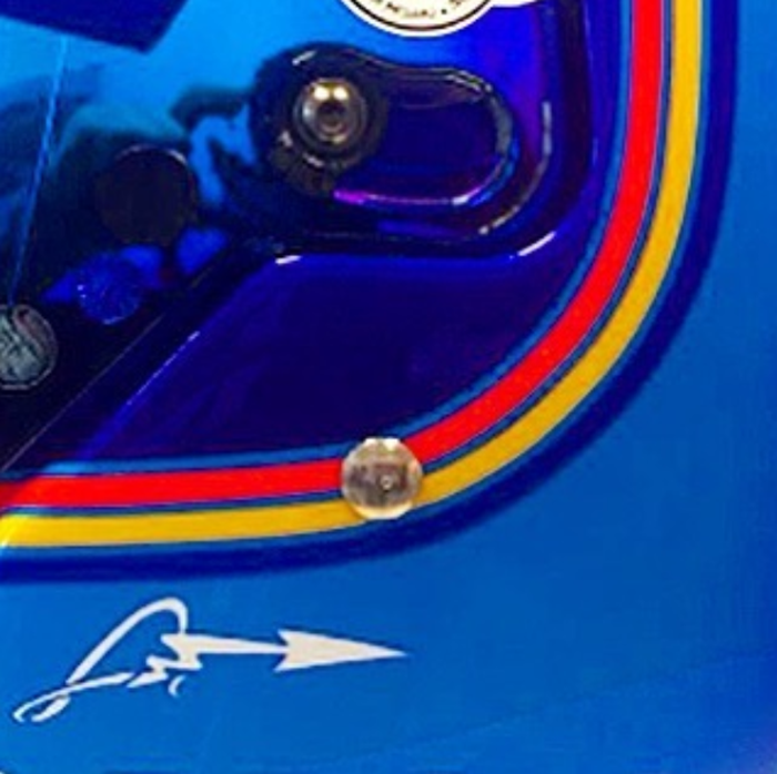 Tampak desain livery helm Fernando Alonso bagian samping dengan
