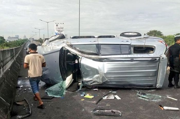 Ilustrasi mobil kecelakaan dan terbalik di jalan tol