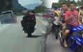Yamaha R1 Kejar Pelaku Tabrak Lari, Polisi Dibonceng Biker Sendal Jepit
