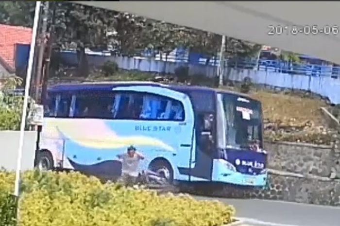 Motor terlindas bus di Bandung