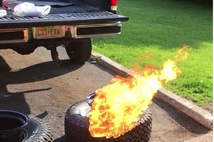 Adegan pasang ban pakai api